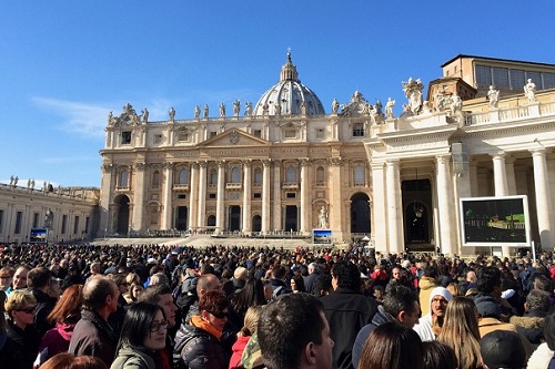 crowd watching the pope give the angelus