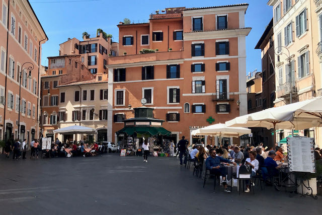 piazza san lorenzo in lucina tables outside