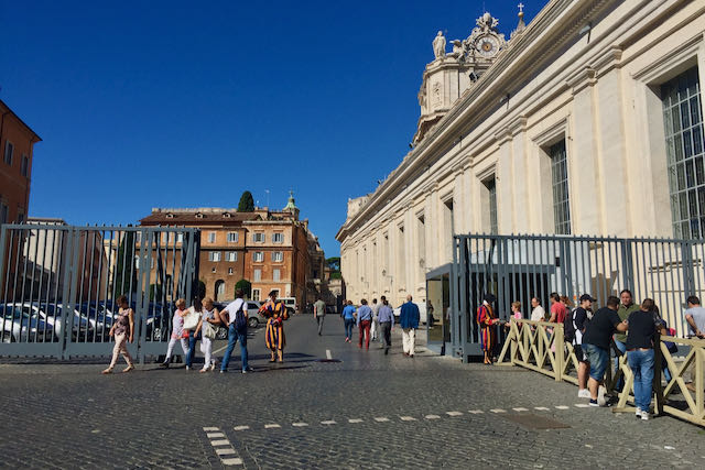 scavi entrance swiss guard scavi entrance swiss guard