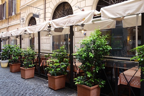 Settimio All Arancio tables outside