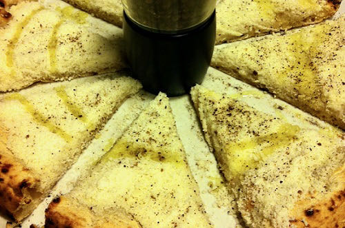 Sforno Pizzeria. Pizza Cacio e Pepe