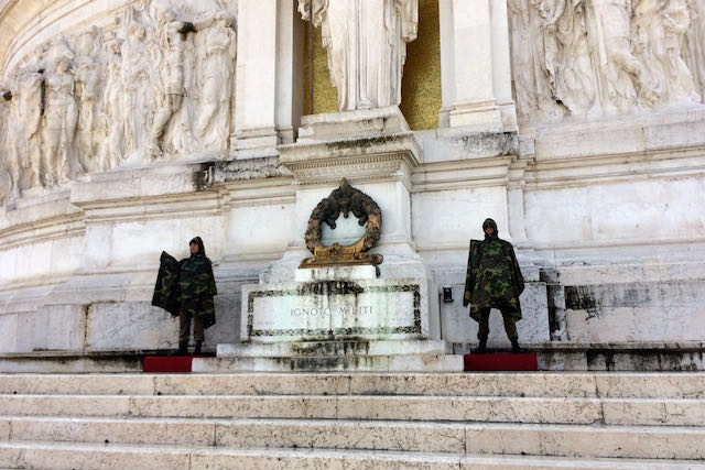 complesso vittoriano soldiers in the rain