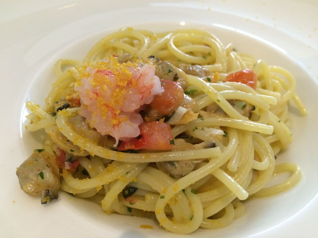 spaghetti vongole tartare di gamberi crispi19 spaghetti vongole tartare di gamberi crispi19