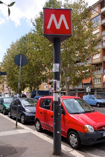 big red M signifying a metro station