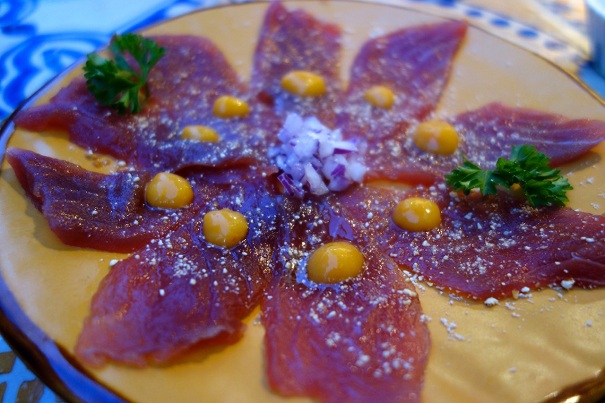 tuna tartare appetizer at temakinho