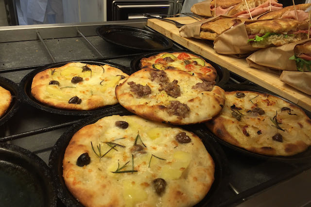 pizza tonda at pizza trieste in monti