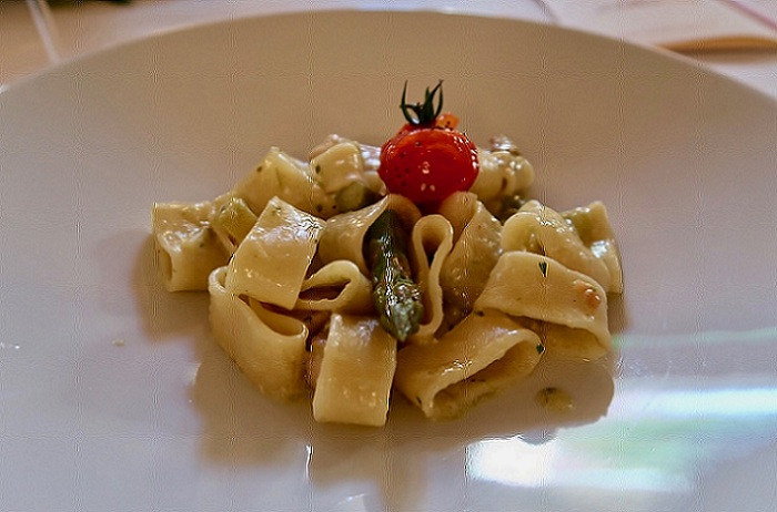 Mezze Maniche pasta with swordfish and asparagus