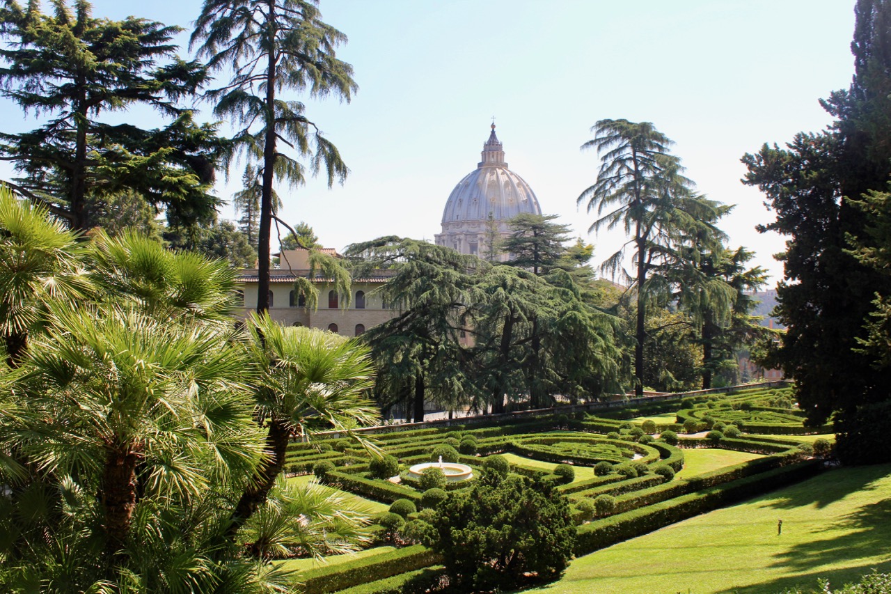 Vatikanens trädgårdar och utsikt över Peterskyrkan's basilica