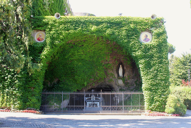 replica of grotta di lourdes in vatican garden