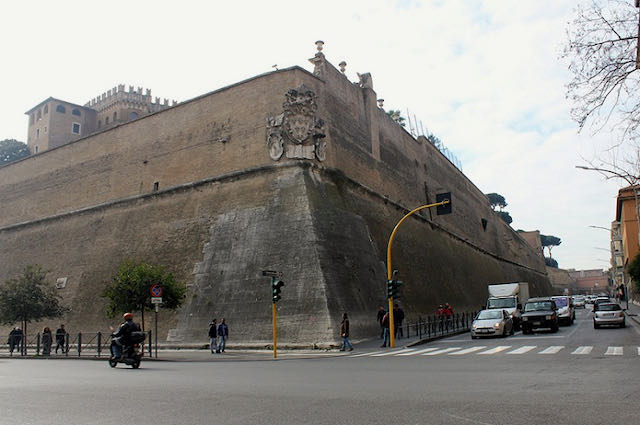wall of the vatican museums in winter - no lines