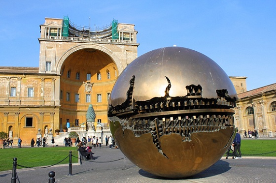 the pinecone courtyard in vatican museums