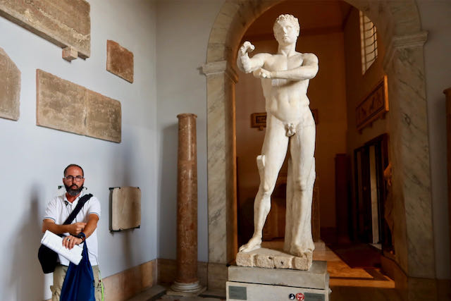 Marble statue depicting Apoxyómenos Marble statue depicting Apoxyómenos