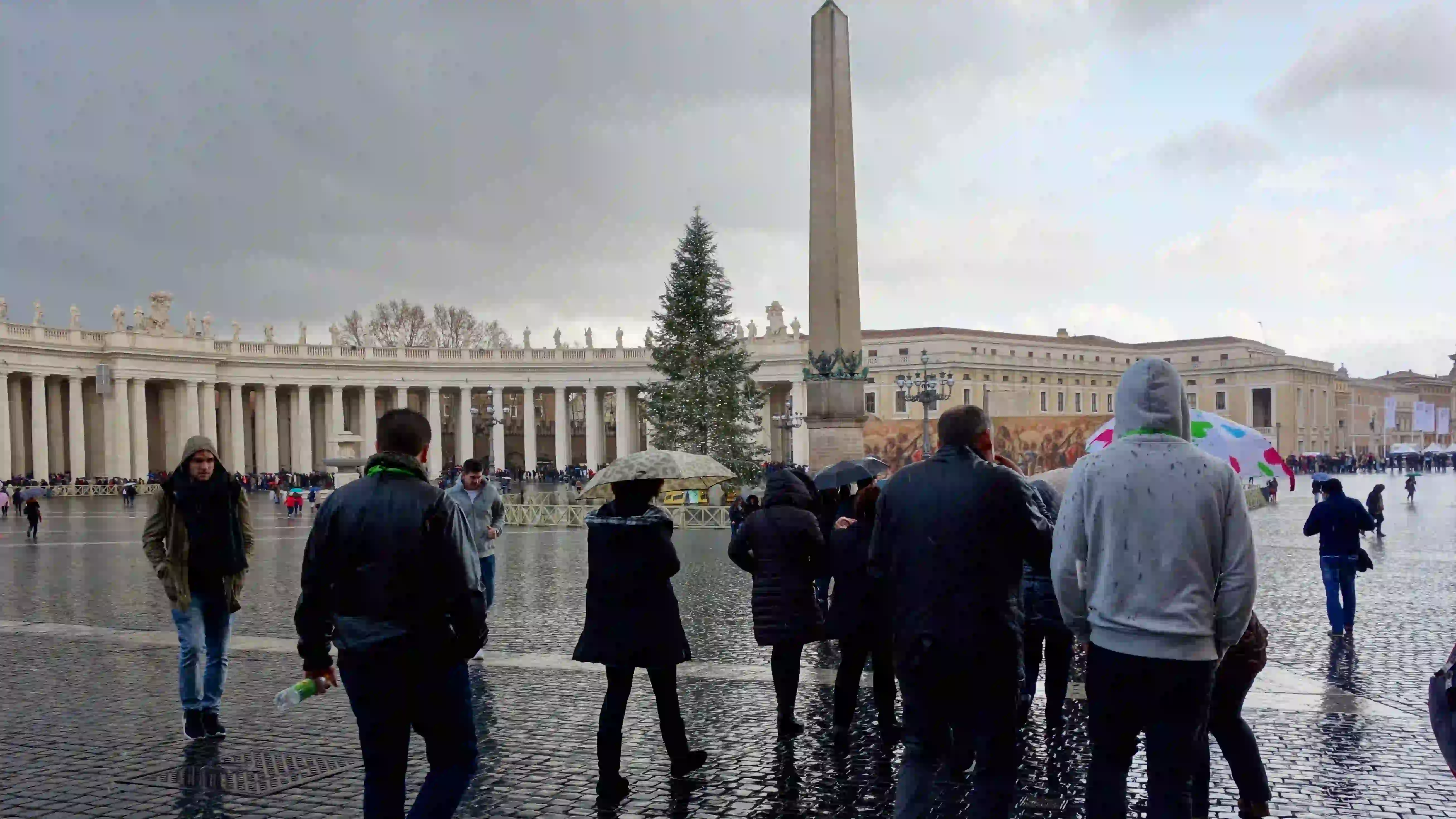 how to dress for winter in rome vatican st peter's square rain january