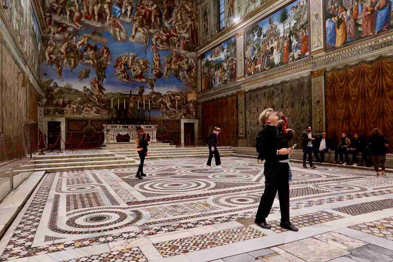 vip open vatican sistine with few people