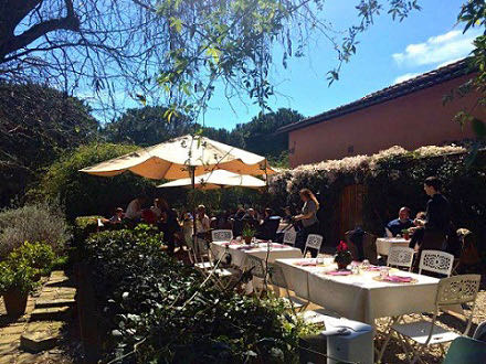 vivi bistrot tables outside